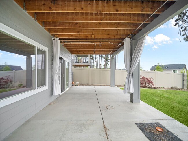 Building Photo - 4 bedroom Modern Home at Eagle Ridge Estates