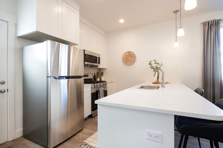 Building Photo - 1506 Tyram Grv