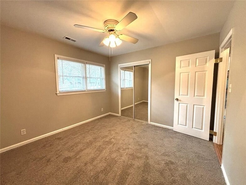 Building Photo - 558 Dorsey Cir SW