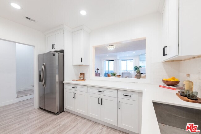 Building Photo - 839 Larrabee St