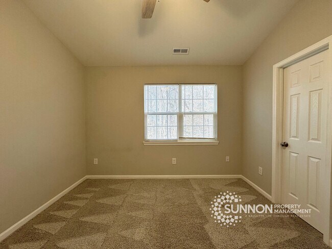 Building Photo - Beautifully Remodeled 3BR/2.5BA Townhome