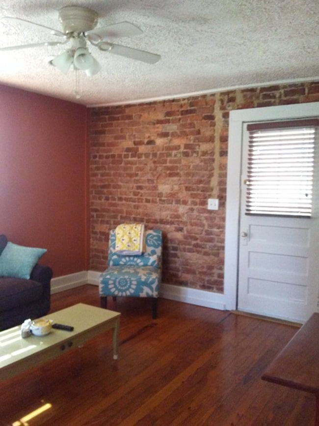 Building Photo - Apartment close to W&L Law School