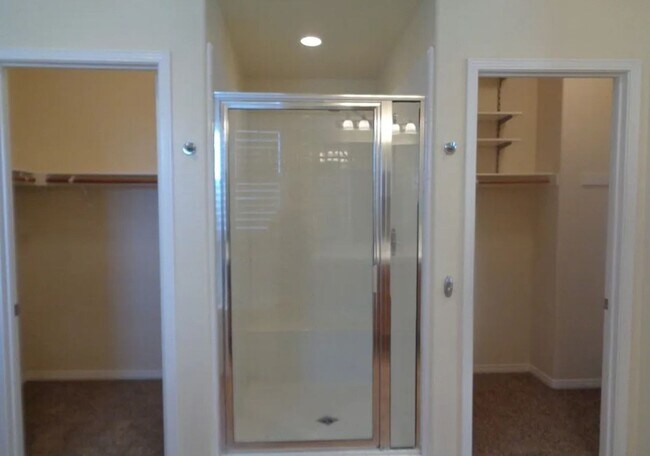 Building Photo - 2 weeks free rent. Detached 4 Bedroom Home...