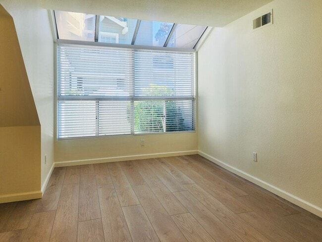 Building Photo - 2275 Hawthorne Pl