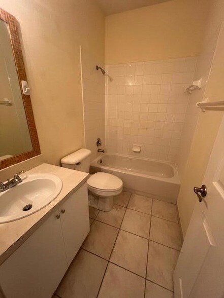 Building Photo - 211 E Thatch Palm Cir