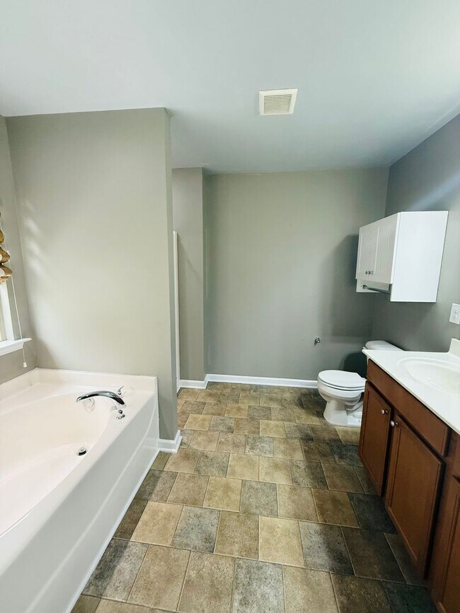 Building Photo - Hidden 4 bedroom, 2.5 bathroom Gem!