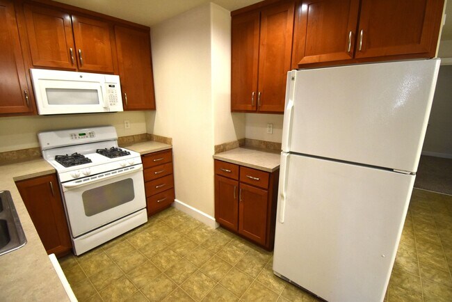 Building Photo - 1-Bedroom in Gated Community!