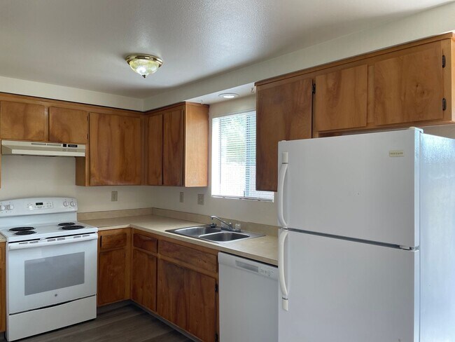Building Photo - Very Nice 2 Bedroom 2 Bath TownhomBrand New Flooring and Fresh Paint1