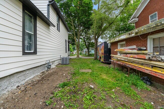 Building Photo - 1409 Oakland St