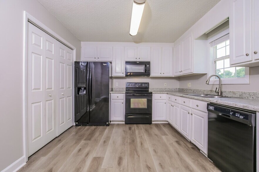 Building Photo - 101 Mayfair Ct