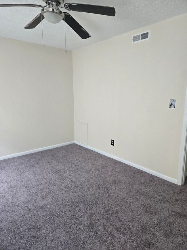 Building Photo - 2bedrooms 1.5 baths Townhome Available Now