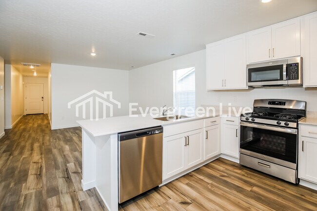 Building Photo - 335 Lightning Ave