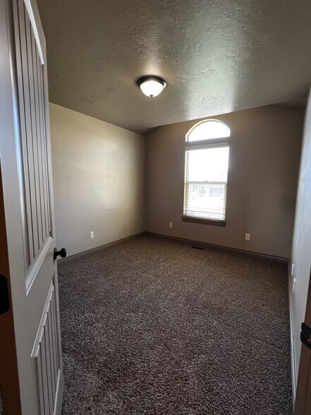 Building Photo - 985 W 8000 S