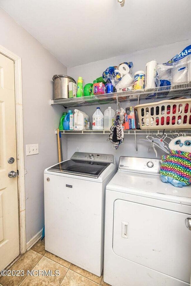 Building Photo - Wonderful 3 bedroom home in the highly ame...
