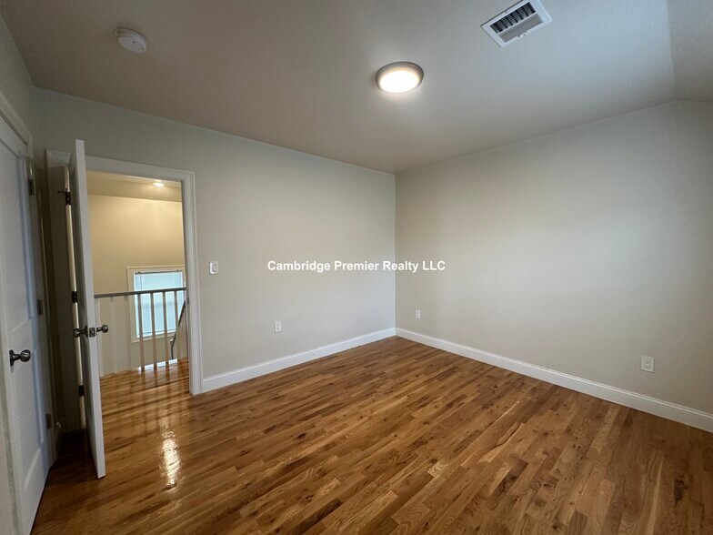 Building Photo - 96 Willis Ave