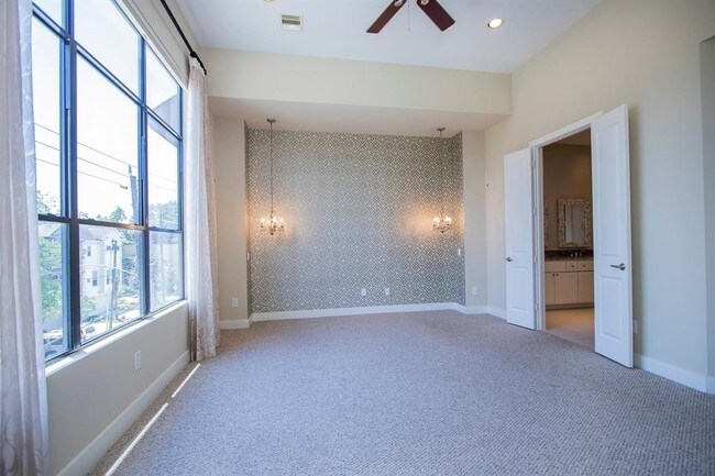 Building Photo - Contemporary townhome, rooftop terrace awa...