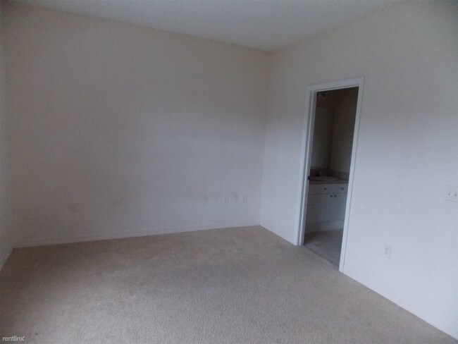 Building Photo - 18001 Richmond Place Dr