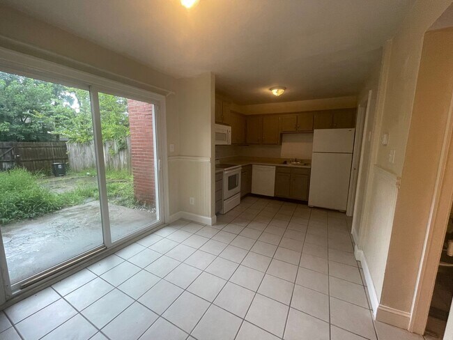 Building Photo - NICE 2 BEDROOM TOWNHOUSE IN LAKE EDWARDS