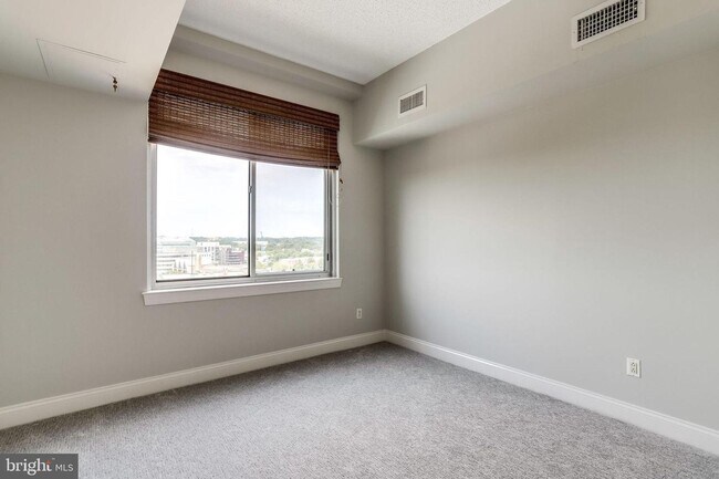 Building Photo - Modern 1BR Condo at The Phoenix with Premi...
