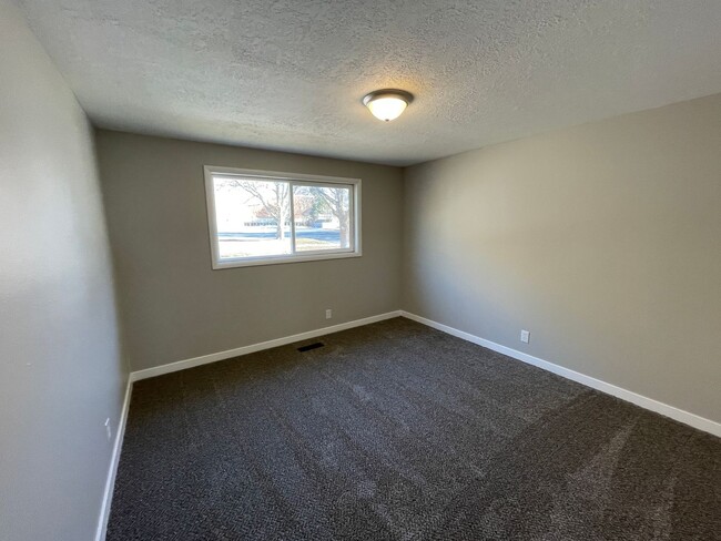 Building Photo - 4 Bed/1.5 Home Bath in Ogden