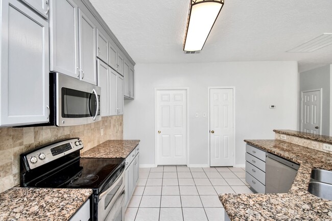 Building Photo - 15711 Rosewood Hill Ct