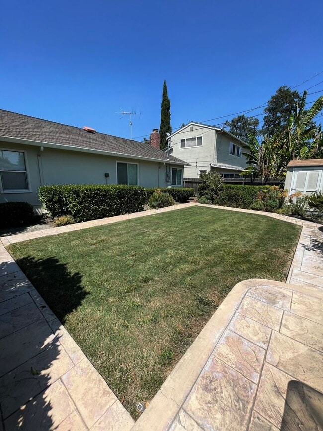 Building Photo - 4 Bedroom, 2 Bath - Santa Clara