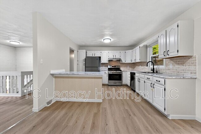 Building Photo - 320 Diamond Ave