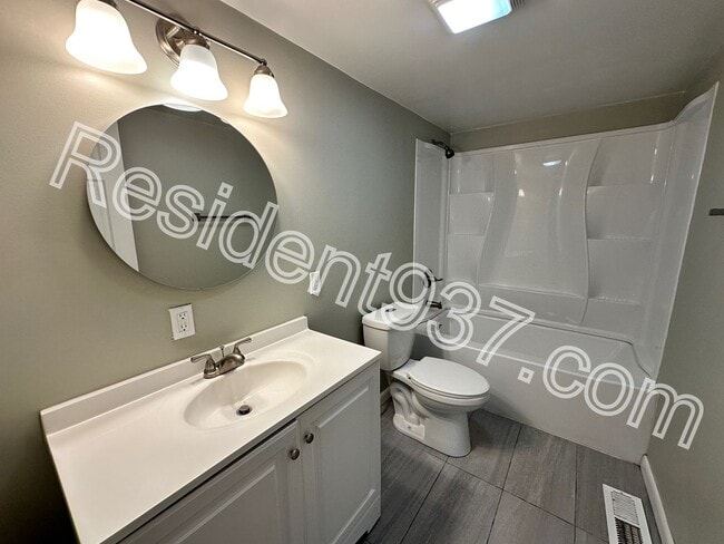 Building Photo - Spacious 3 Bed 2 bath Home