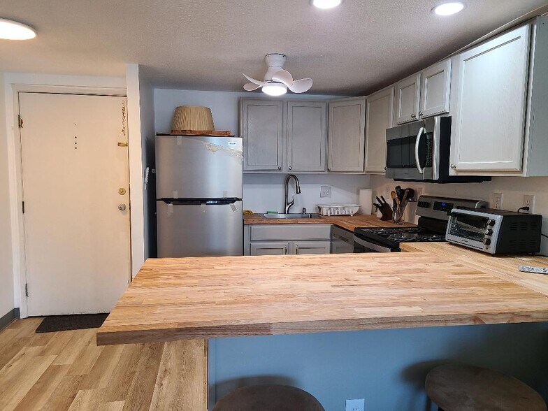 Building Photo - 2100 Kanawha Ave SE