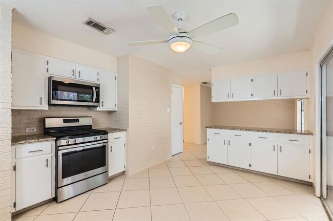 Building Photo - 3004 Maywood Cir