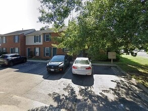 Building Photo - Pet Friendly 2 Bed/2 Bath Townhouse Close to Campus