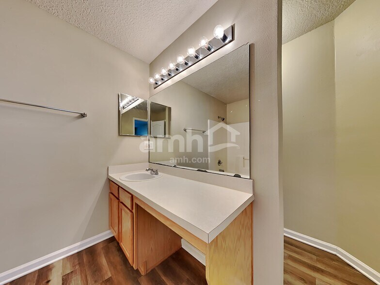 Building Photo - 11501 Brian Lakes Dr N