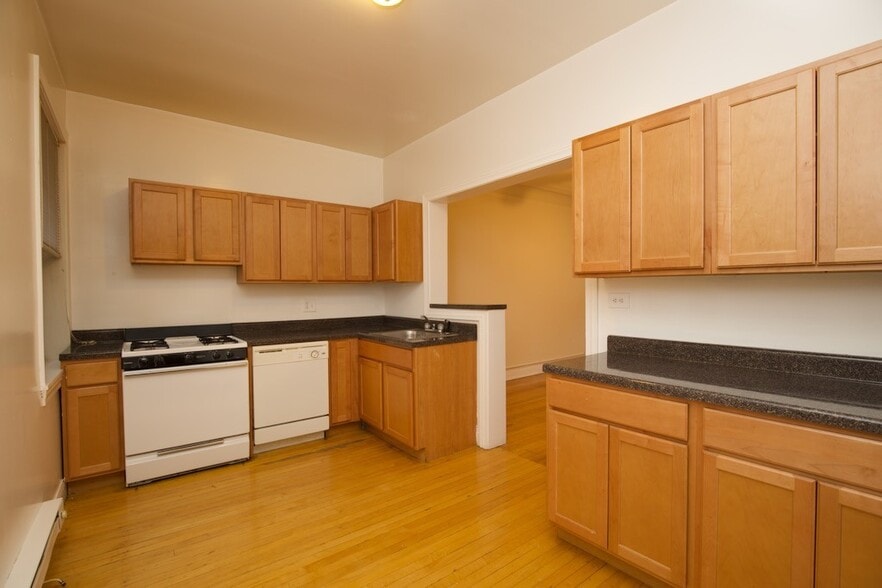 Building Photo - 1310 Oak Ave