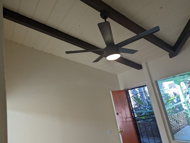 Building Photo - Beachside Studio