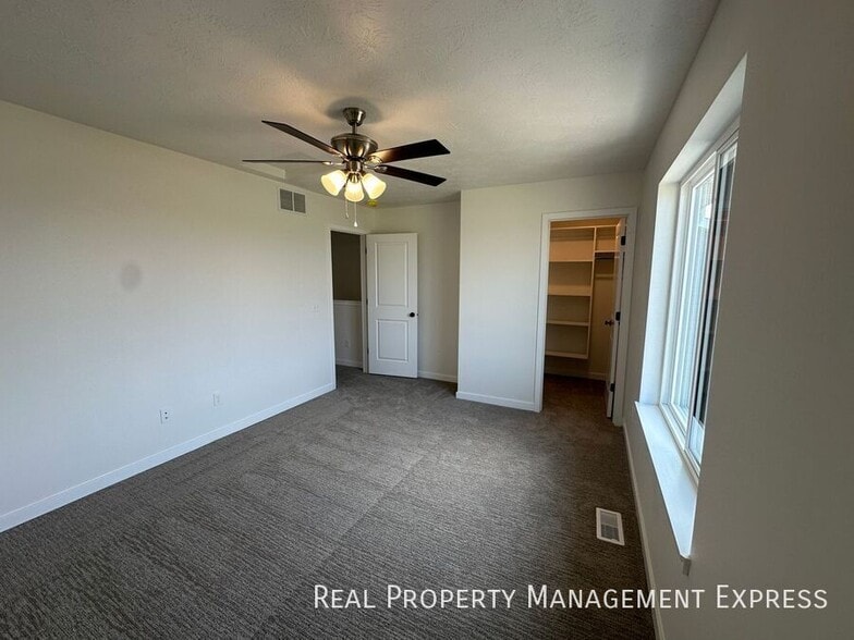 Building Photo - Cozy 2 Bedroom 1.5 Bathroom Townhome