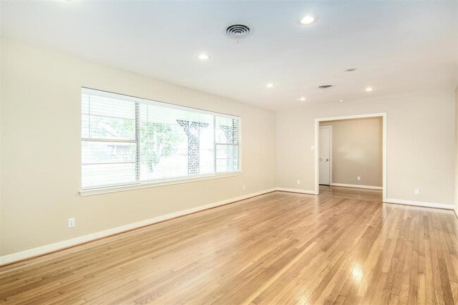 Building Photo - 9115 Highcrest Dr
