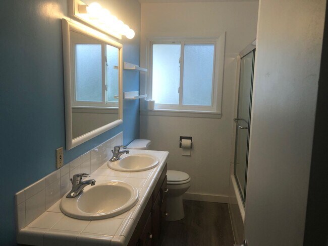 Building Photo - Lisa Johnson Duplex (LJ)
