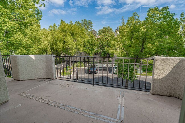 Building Photo - COMING SOON! 2 Bedroom Condo in Valencia!
