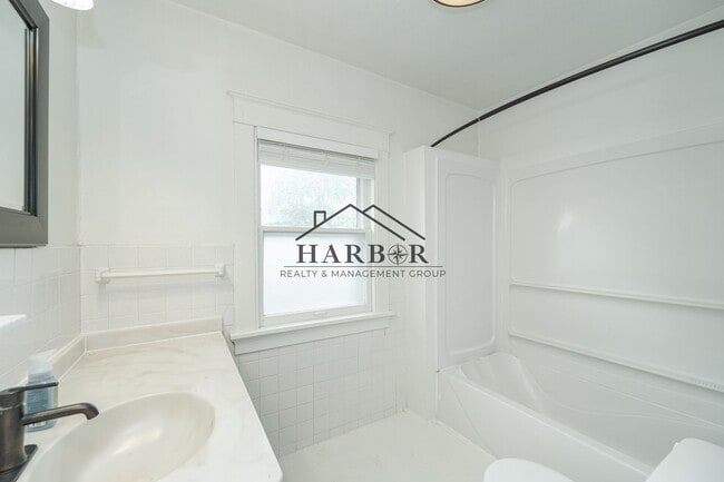 Building Photo - SE Rochester Living with Easy City Access