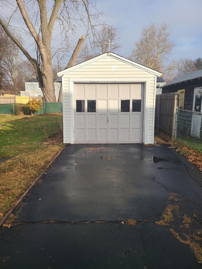 Building Photo - 2 Bedroom Single-Family Home
