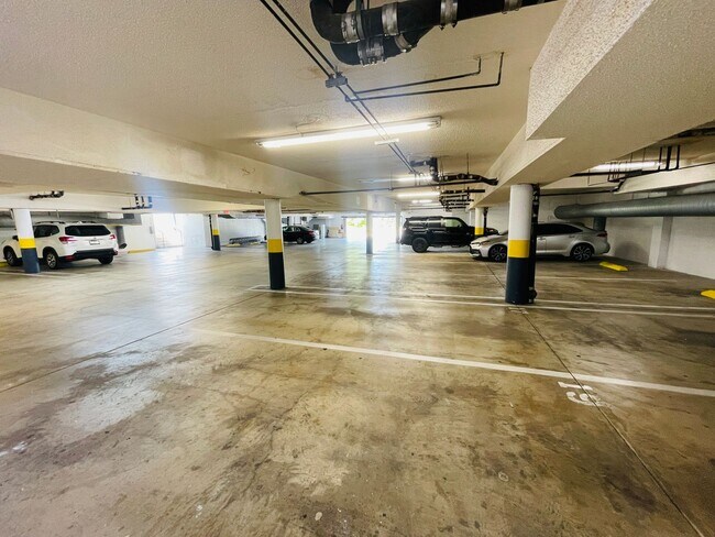 Building Photo - Beautifully Upgraded Apartment in Gated Co...