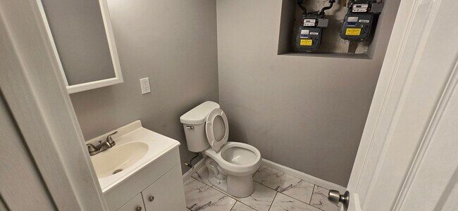 Building Photo - Huge 3-level 6 Bedroom - 2,500 sq/ft!