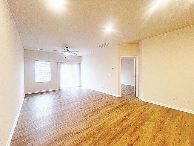 Building Photo - 7 Vine House Dr