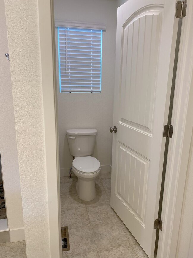 Building Photo - Stunning 4 bed 3.5 bath in Johnstown. Available NOW!