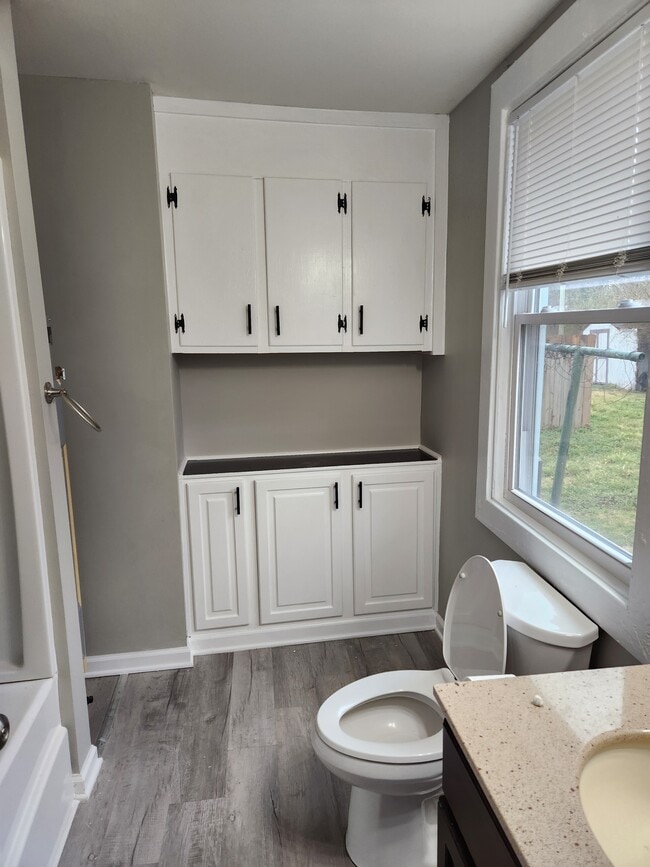 Building Photo - 1214 St James St