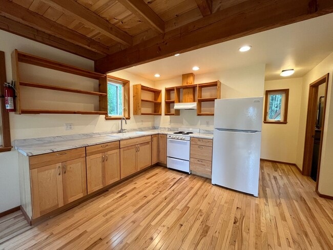 Building Photo - Cute, dog friendly cabin in Goldstream