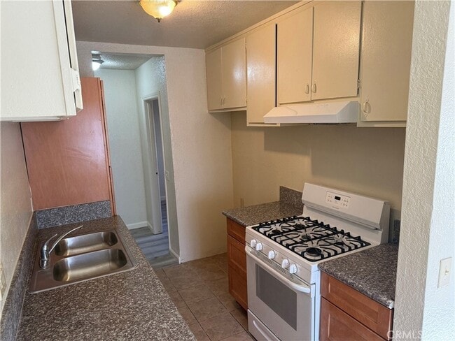 Building Photo - 1210 W 104th St