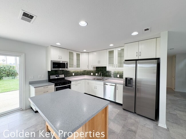 Building Photo - Welcome to this stunning 3-bedroom, 2-bath...