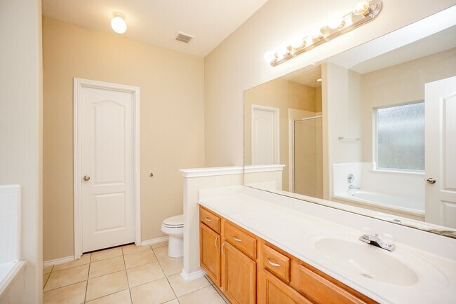Building Photo - 1323 Colonial Manor Dr