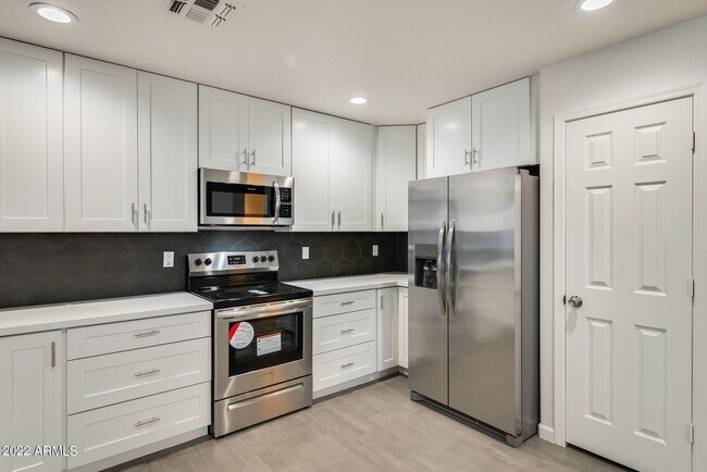 Building Photo - 8337 W Hughes Dr